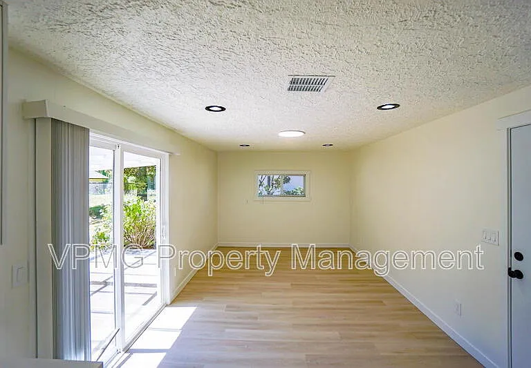 19505 NE 11th St — Photo 12