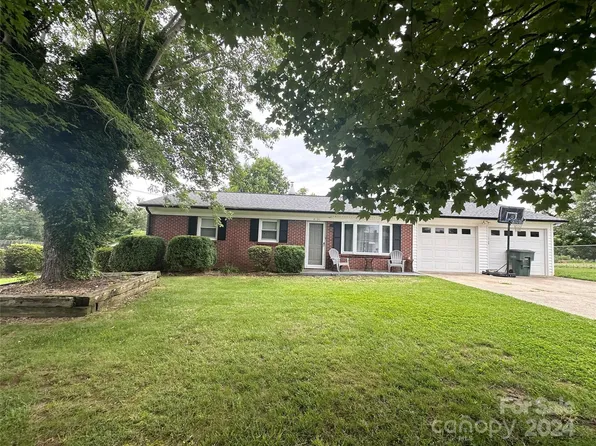 4131 Hill Pl, Hudson, NC 28638