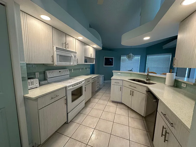 603 Rotonda Cir — Photo 11