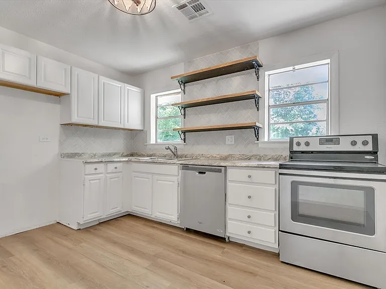 2116 Andover Ct — Photo 12