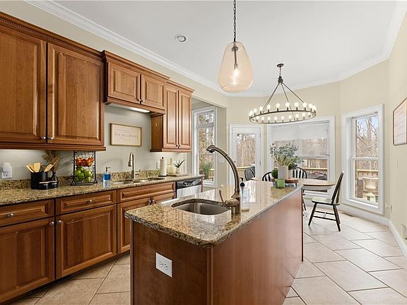 5th image of 318 Waterford Cir