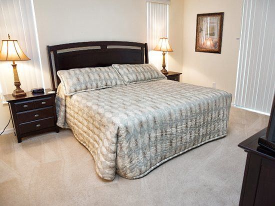 TH5P712TH-king-master-bedroom