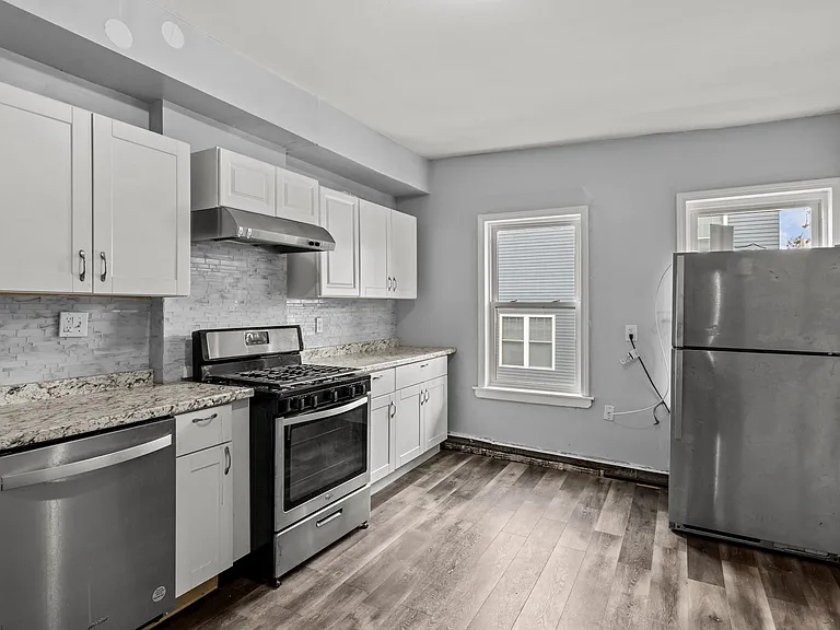26 Alpine Pl #2 — Photo 1