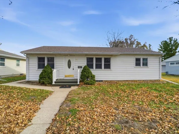 721 4th St SE, Waverly, IA 50677