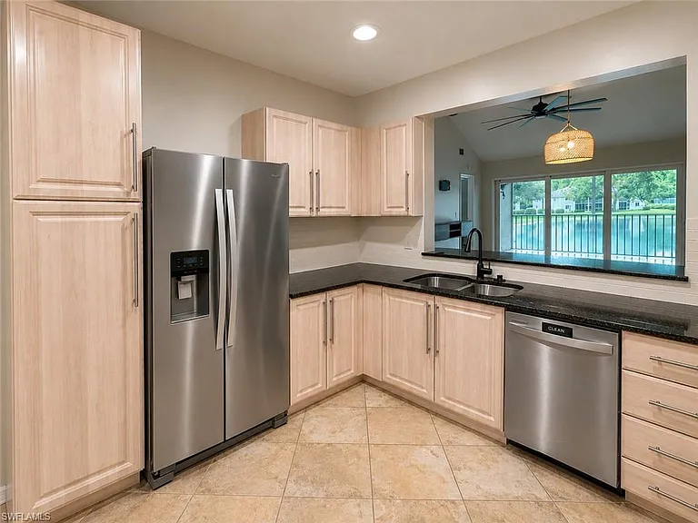 240 Timber Lake Cir #D201 — Photo 4