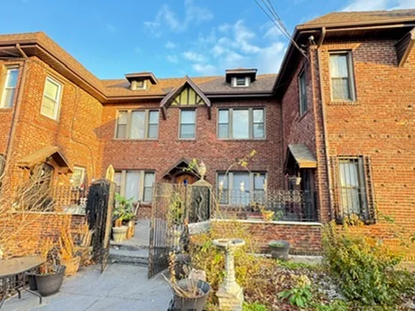 39 Tompkins Circle image 2 of 17