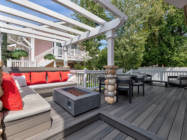 Outdoor Patio | Fireplace