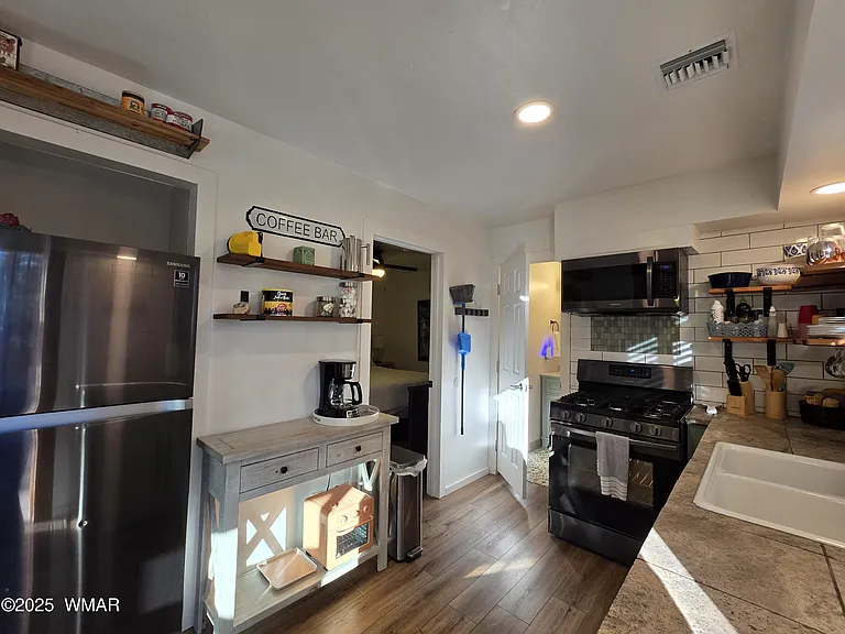 1468 W Walnut Ln — Photo 6