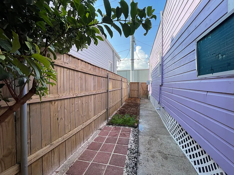 4810 Annunciation St — Photo 10