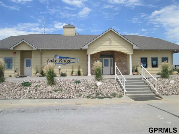 8642 Lake Ridge Dr, Plattsmouth, NE 68048