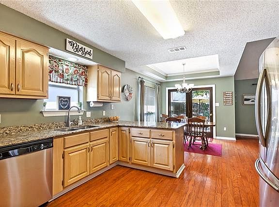 5th image of 815 N Lake Caddo Ct