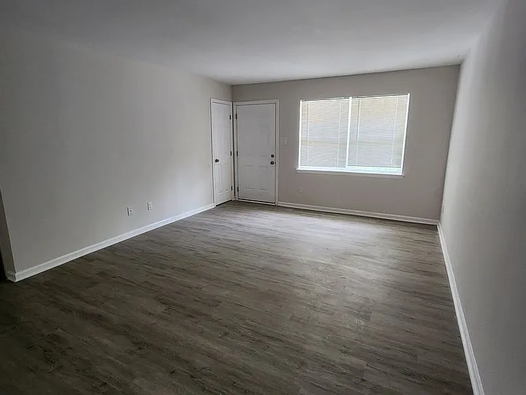 612 Davie Ave — Photo 4