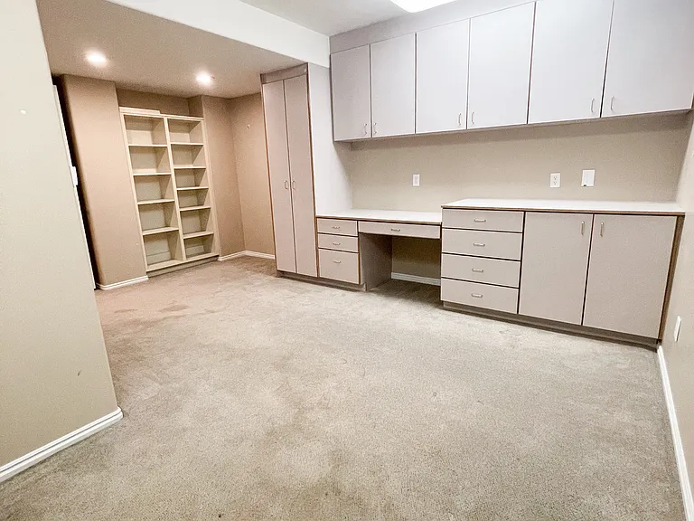 327 E Sandy Land Ln — Photo 12