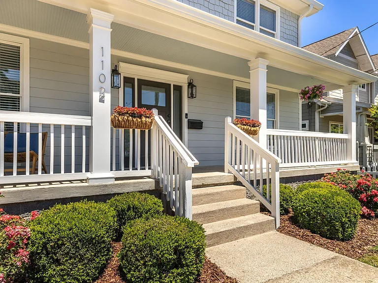 1102 Caldwell Ave — Photo 3