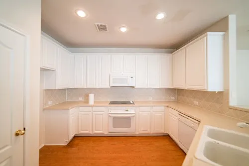3 bed, 2.5 bath, 1944 sqft, $2,600 — Photo 3