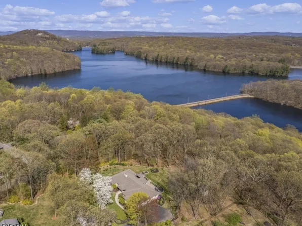 5 Honeysuckle Ln, Kinnelon Boro, NJ 07405