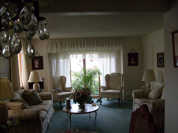 LIVING ROOM W/LARGE BAY WINDOW