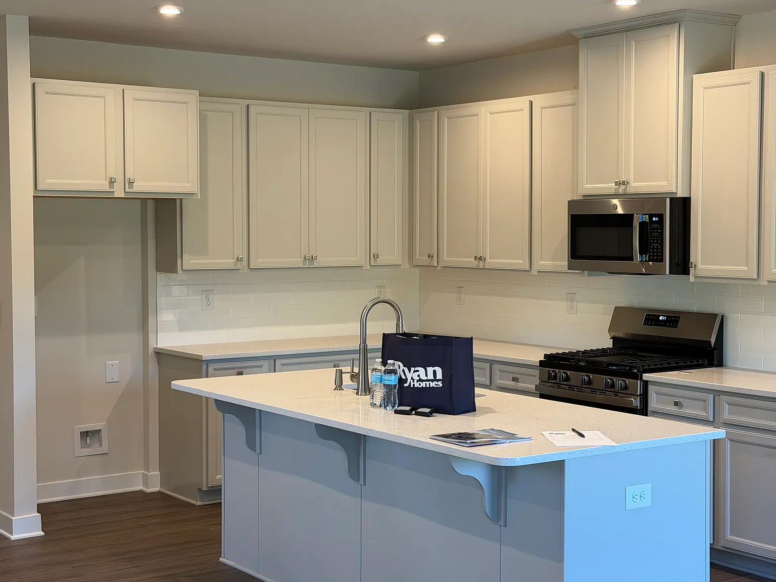 3 bed, 2.5 bath, 1750 sqft, $2,200 — Photo 2