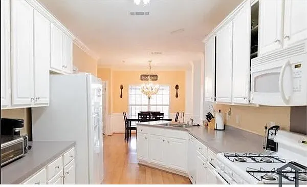4 bed, 2306 sqft, $2,200 — Photo 4