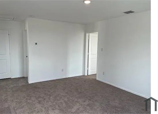 5 bed, 2000 sqft, $2,600 — Photo 4
