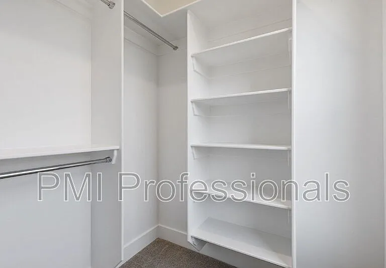 909 E State St — Photo 25