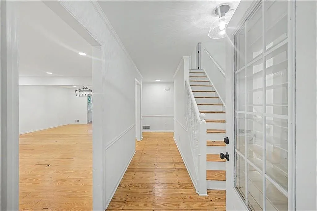 4 bed, 2.5 bath, 2878 sqft, $4,100 — Photo 4