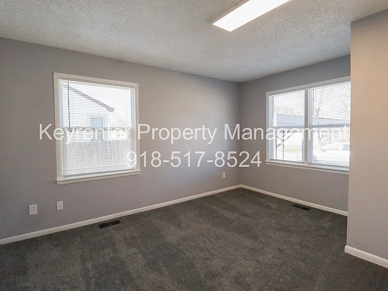 5330 W 2nd St — Photo 16