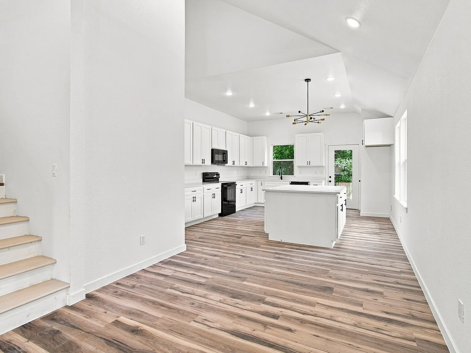 5 bed, 2100 sqft, $1,879 — Photo 1