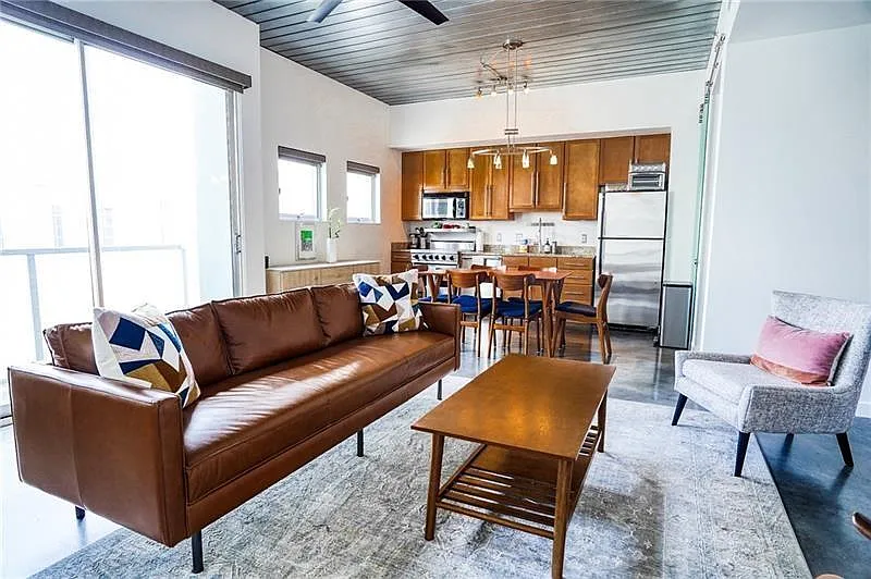 2 bed, 2.0 bath, 1015 sqft, $4,000 — Photo 2