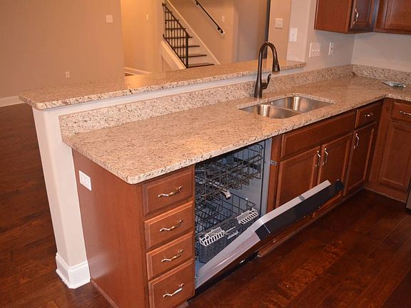 5th image of 115 Oak Hollow Dr