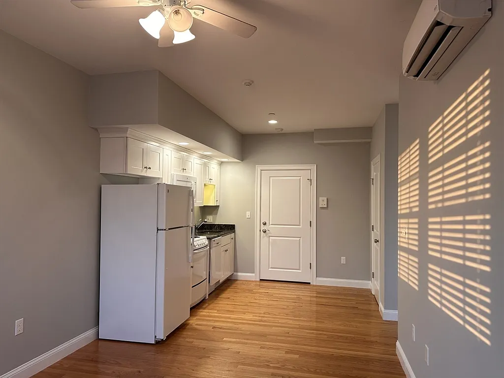 1 bed, 1.0 bath, 500 sqft, $1,900 — Photo 2