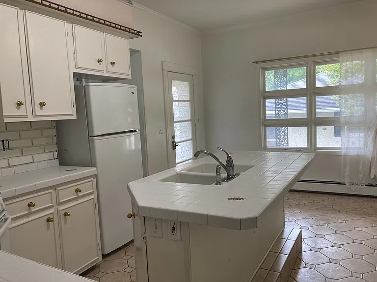 1018 Henry St — Photo 3