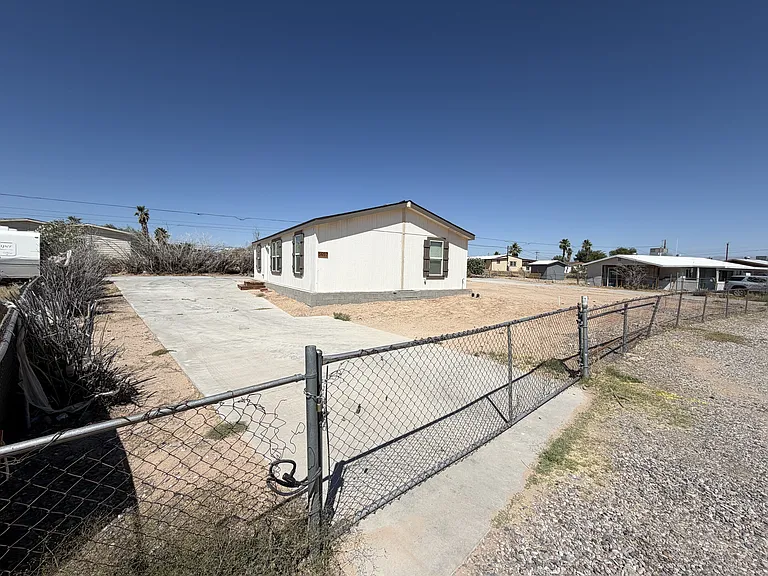 5657 S Pearl St — Photo 2