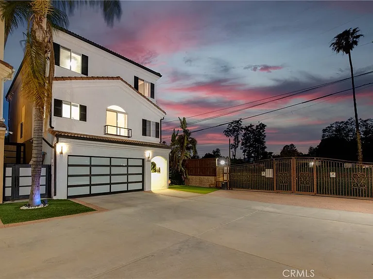 7330 De Soto Ave — Photo 5