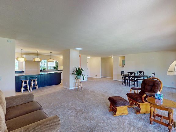 4th image of 2137 Hillcrest Dr