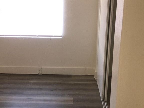 3rd image of 414 W Acacia Ave