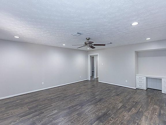 Nicely textured ceiling