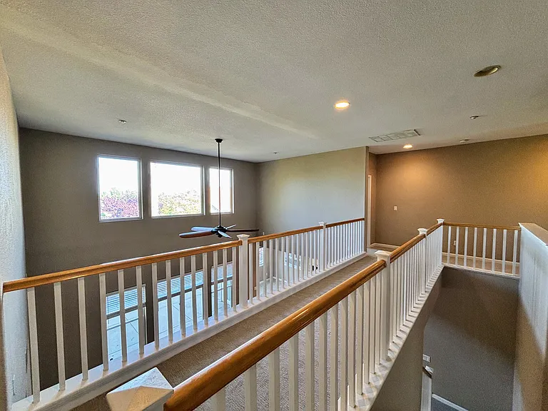 378 Roundhill Dr — Photo 11