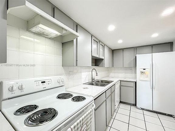 5th image of 9240 Fontainebleau Blvd APT 303