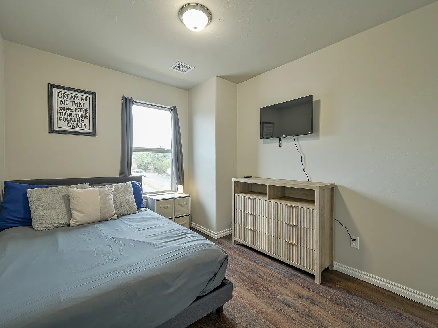 1 bed, 1.5 bath, 1250 sqft, $975 — Photo 1