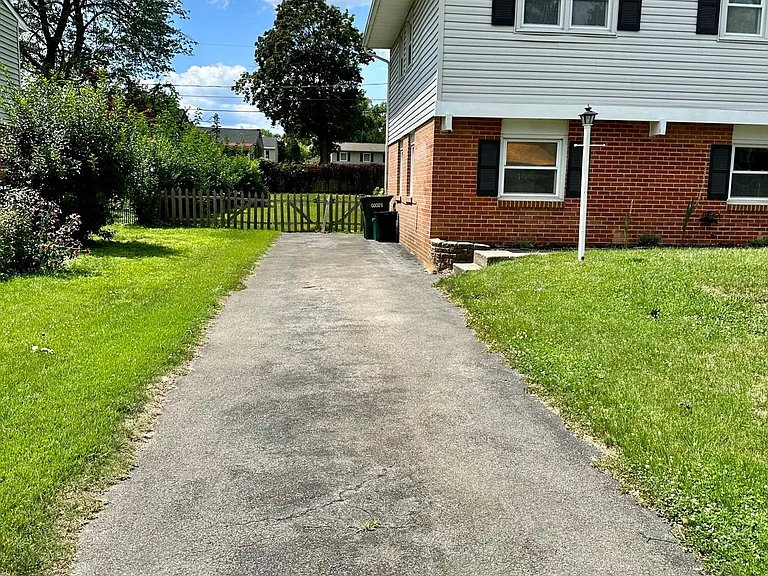 1942 Crooked Oak Dr — Photo 3