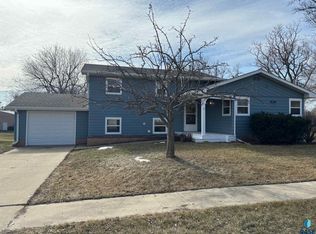 313 E 5th Ave, Lennox, SD 57039