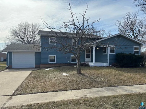 313 E 5th Ave, Lennox, SD 57039