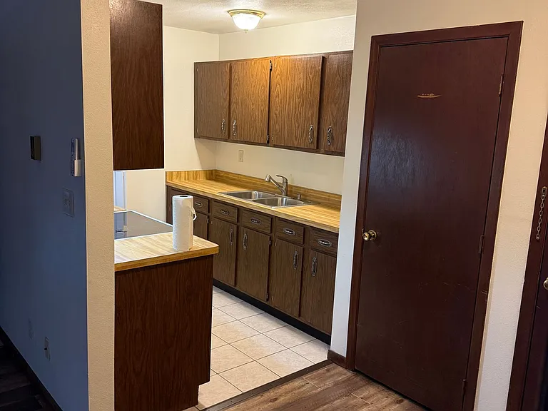 Immaculate Updated 1 Bedroom with 1 Bath — Photo 10