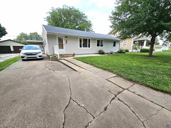 208 Grant St, Sabetha, KS 66534