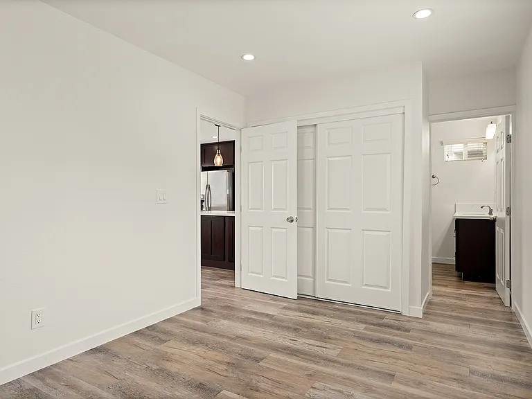 2410 1/2 Hope St — Photo 10