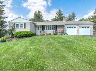 5 Circle Dr, Hamburg, NJ 07419