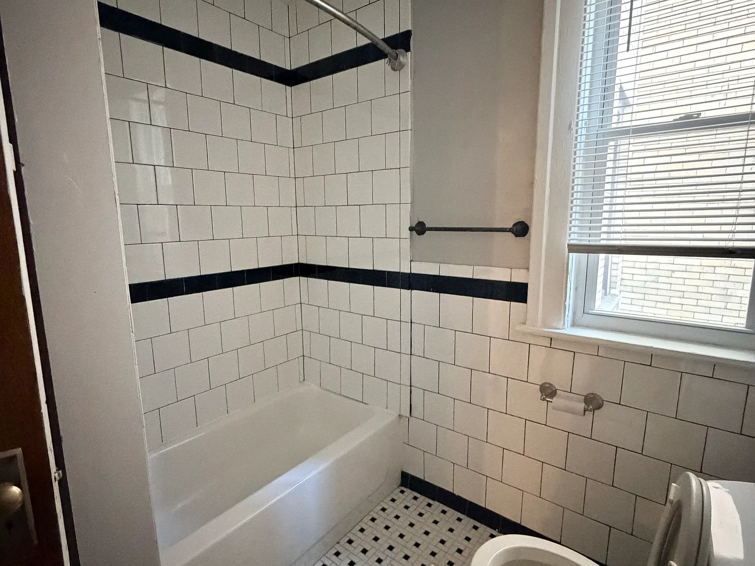 3 bed, 1200 sqft, $1,350 — Photo 4