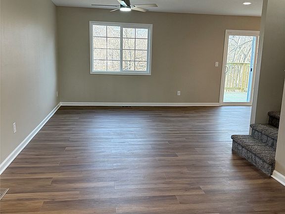 3rd image of 352 E Pleasant View Dr