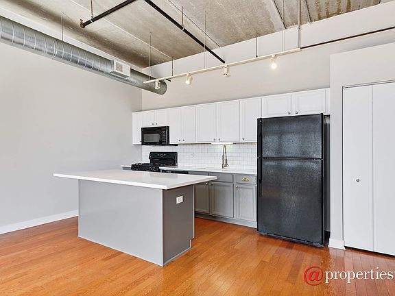 3rd image of 833 W 15th Pl Unit 415